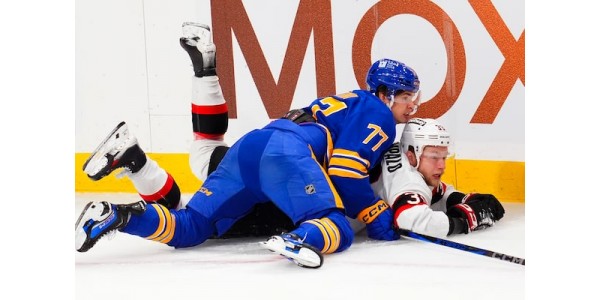 Ottawa Senators spelare stöter på buning från sina egna fans